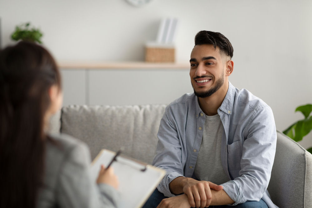 Man with bipolar disorder talking to a therapist about treatment options.